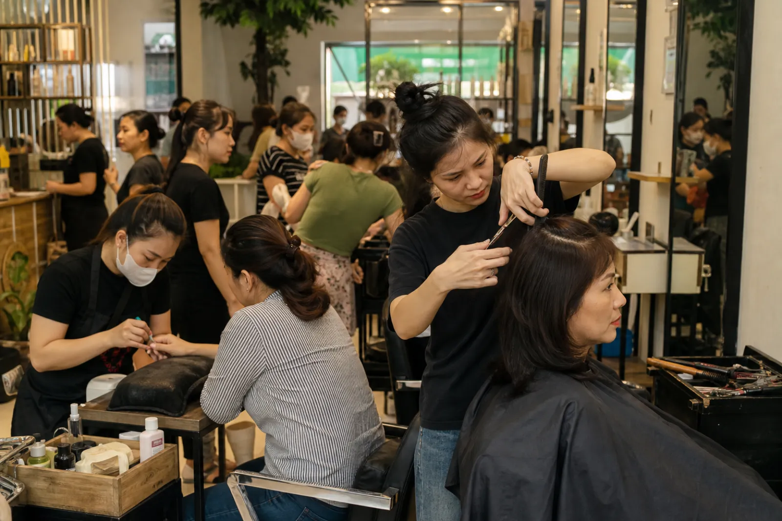 Không gian cửa hàng làm đẹp cắt tóc nail mi của HTP tại Hoà Lạc